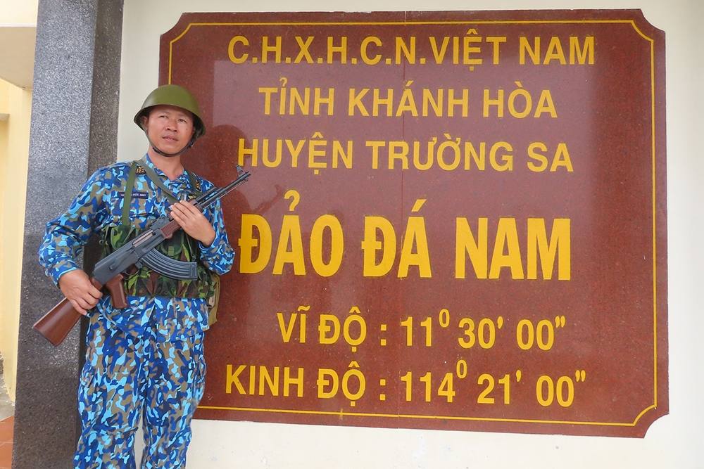Canh gác sẵn sàng chiến đấu tại đảo Đá Nam trong dịp Tết.